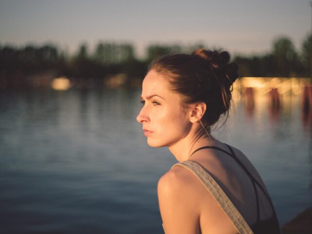 Femme regardant au loin l'air pensif