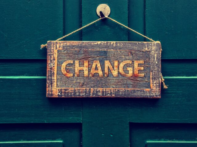 Ecriteau avec écrit Change, accroché sur une porte d'entrée