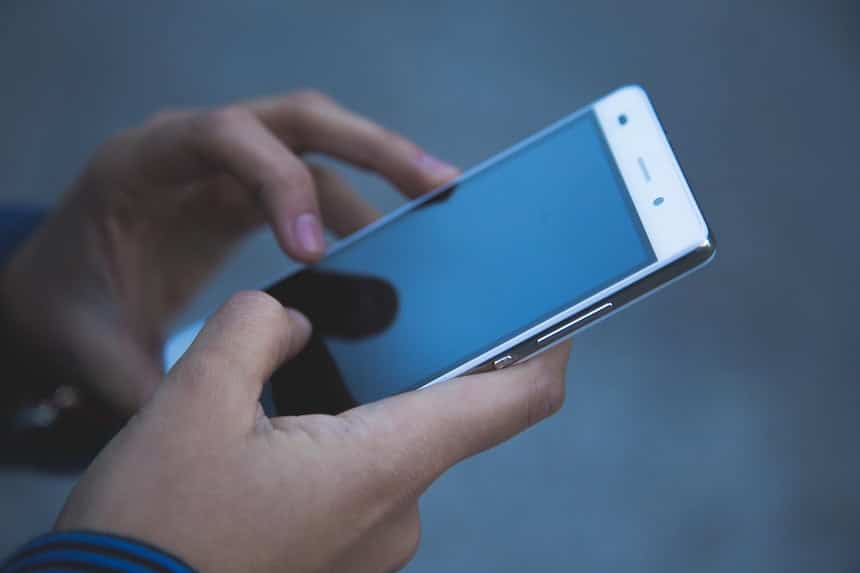 Mains pianotant sur un smartphone