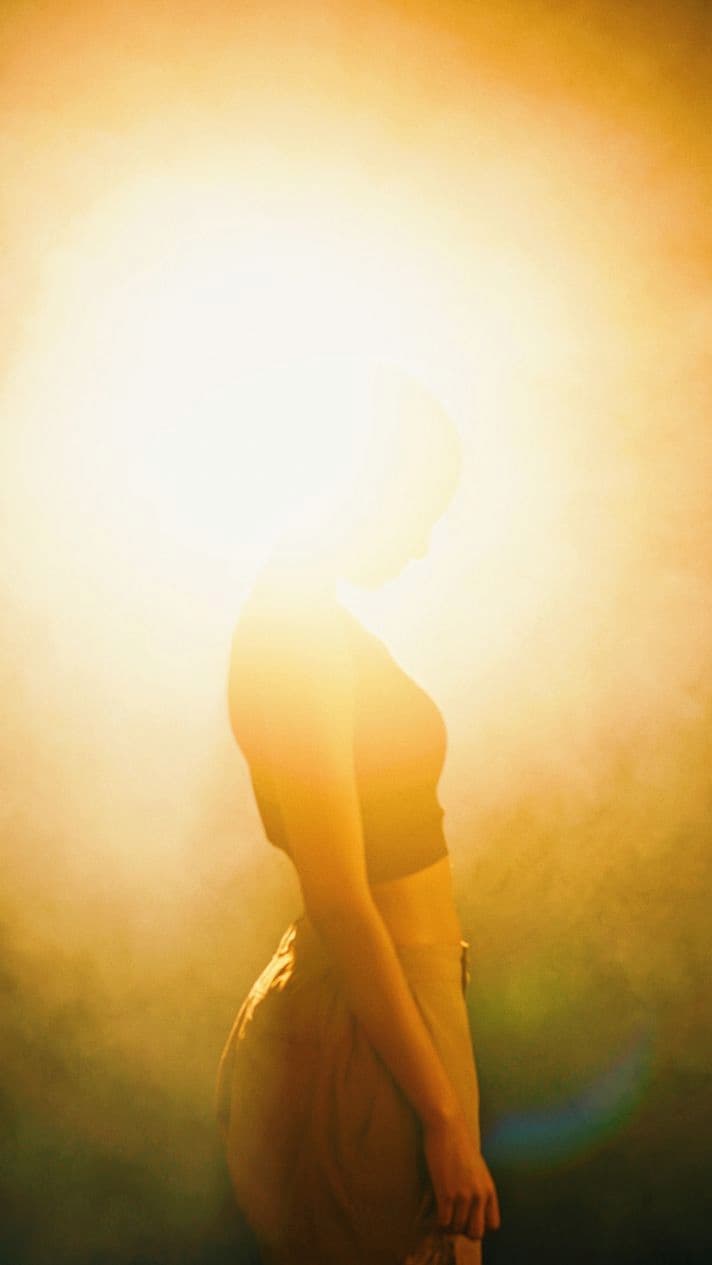 Image lumineuse d'un corps de femme rayonnant